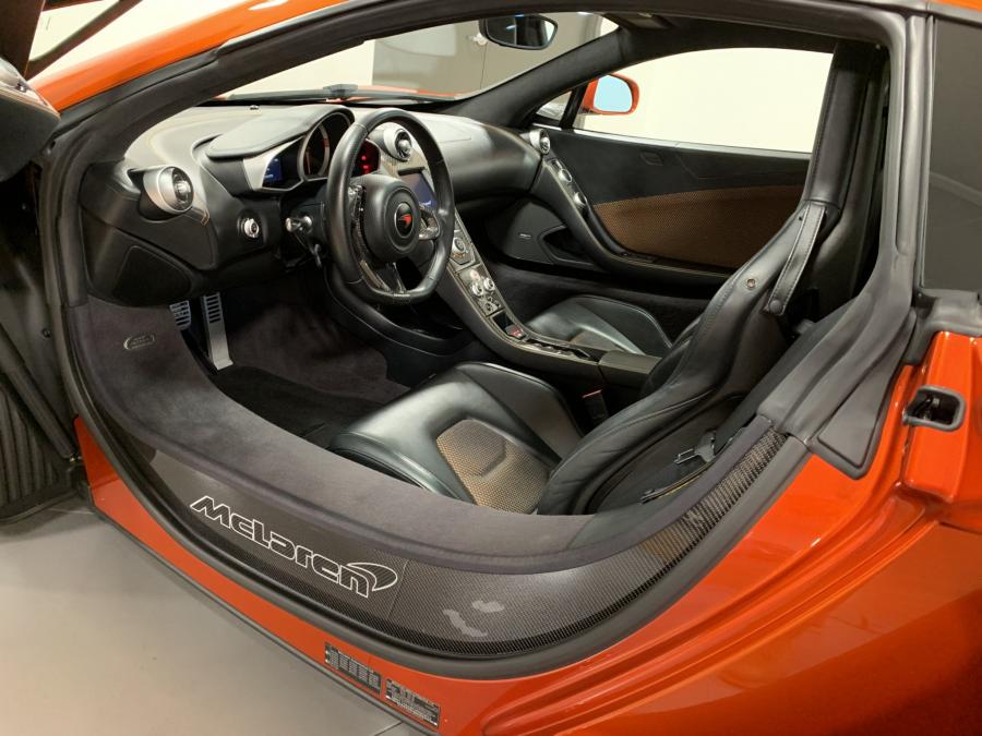 Интерьер McLaren MP4-12C 2012 года  (фото 35 из 48)